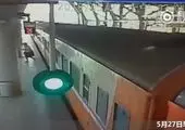 لحظه گیر کردن مسافر بین درب قطار! + عکس