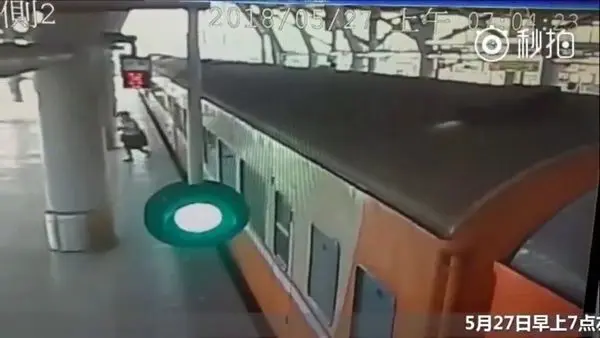عجله زن سالخورده در ایستگاه قطار، جانش را گرفت+ عکس