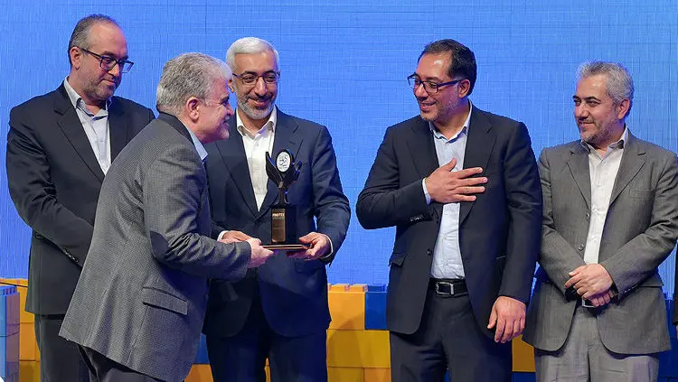 اهدا تندیس تأثیرگذاران تأمین مالی و سرمایه‌گذاری در زیست‌بوم دانش‌بنیان کشور به بانک پاسارگاد

