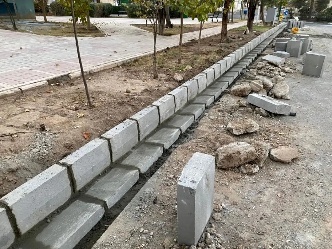 همسطح‌سازی دریچه‌‌ها و کفپوش‌‌ها با هدف ارتقای ایمنی در تردد شهروندان درحال انجام است

