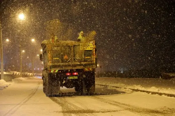 آغاز عملیات برف روبی  در معابر منطقه۲ ازنخستین ساعات بامداد