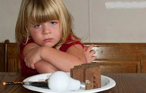 اعتیاد وحشتناک یک دختربچه! +عکس