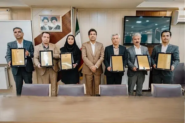 تقدیر شعبه همدان از نمایندگان برتر فروش در رشتههای عمر