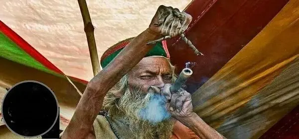 مردی که سالهاست دست خود را پائین نیاورده+عکس
