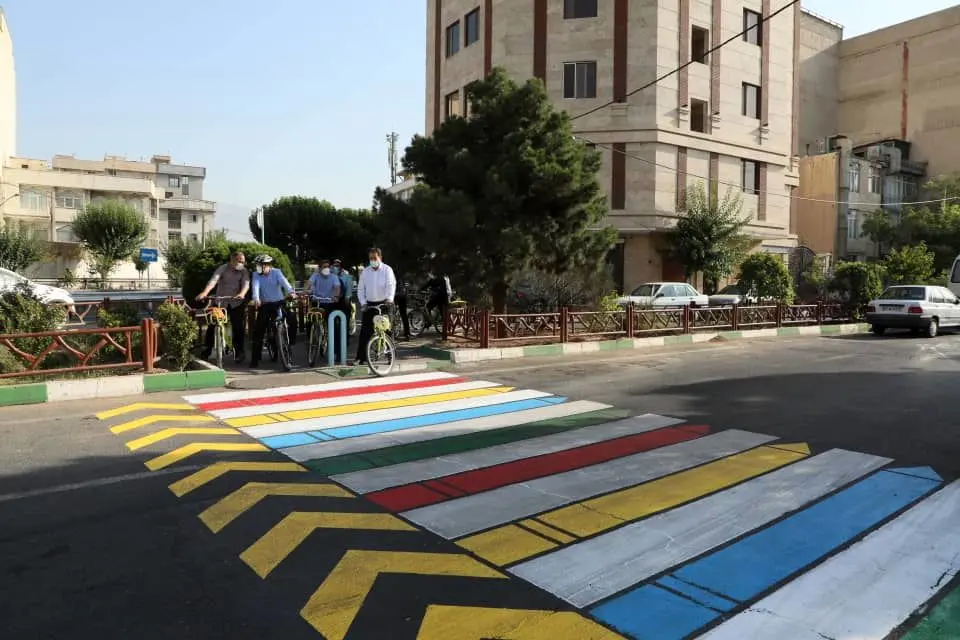 آغاز مرحله جدید خط کشی های عابر پیاده منطقه۱۳ با طرح های رنگی و خلاقانه

