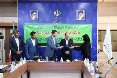 بسته‌های اهدایی بانک قرض‌الحسنه مهر ایران به زلزله‌زدگان غرب هرمزگان تحویل داده شد

