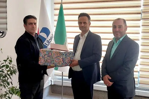 تقدیر شعبه سمنان از نماینده برتر فروش در رشته عمر و پسانداز
