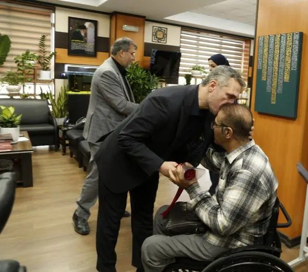 تجلیل شهردار منطقه ۵ از بانوانی که ایثارگرانه در کنار حماسهآفرینان دفاع مقدس ایستادهاند