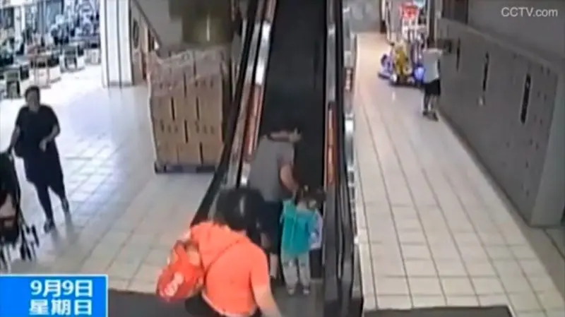 
لحظه سقوط فرد سالخورده به همراه نوه‌اش از پله برقی! + عکس
