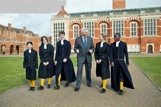 مدرسه ای که لباس فرم آن 460 سال تغییر نکرد+عکس