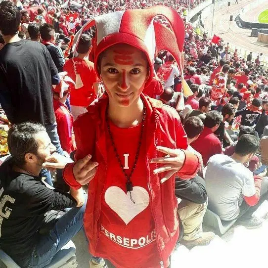 دختر پرسپولیسی که موفق شد وارد استادیوم آزادی شود/عکس
