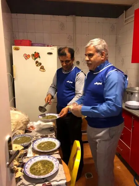 جمع آوری برگهای خشک خیابان 17 شهریور توسط مدیران شهری منطقه 15