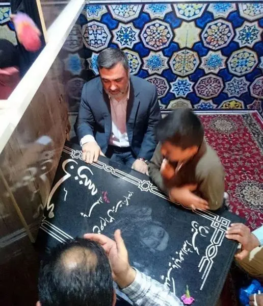 حرکتی عجیب در مزار شهید مدافع حرم «محسن حججی»+عکس