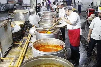 طبخ و توزیع ۶۰۰۰ پرس غذا به مناسبت عید غدیر در مناطق کم برخوردار اهواز

