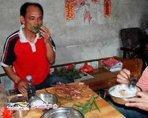 مردی که با ذوق علف و ریشه گیاهان را می خورد+عکس