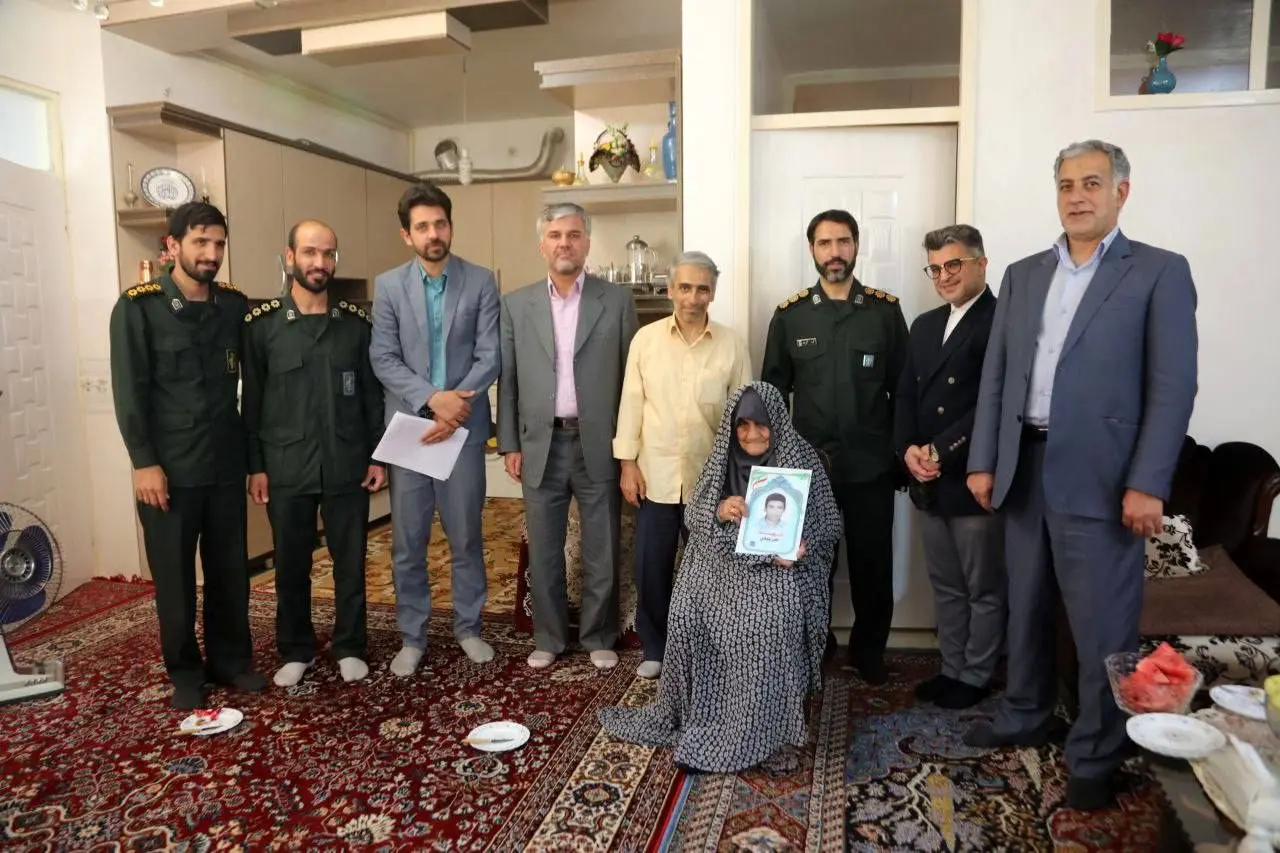 بازدید و سرکشی شهردار، رئیس شورای اسلامی شهر، مدیر عامل شرکت ایرالکو ایران و فرمانده سپاه ناحیه اراک از خانواده های معظم شهدا

