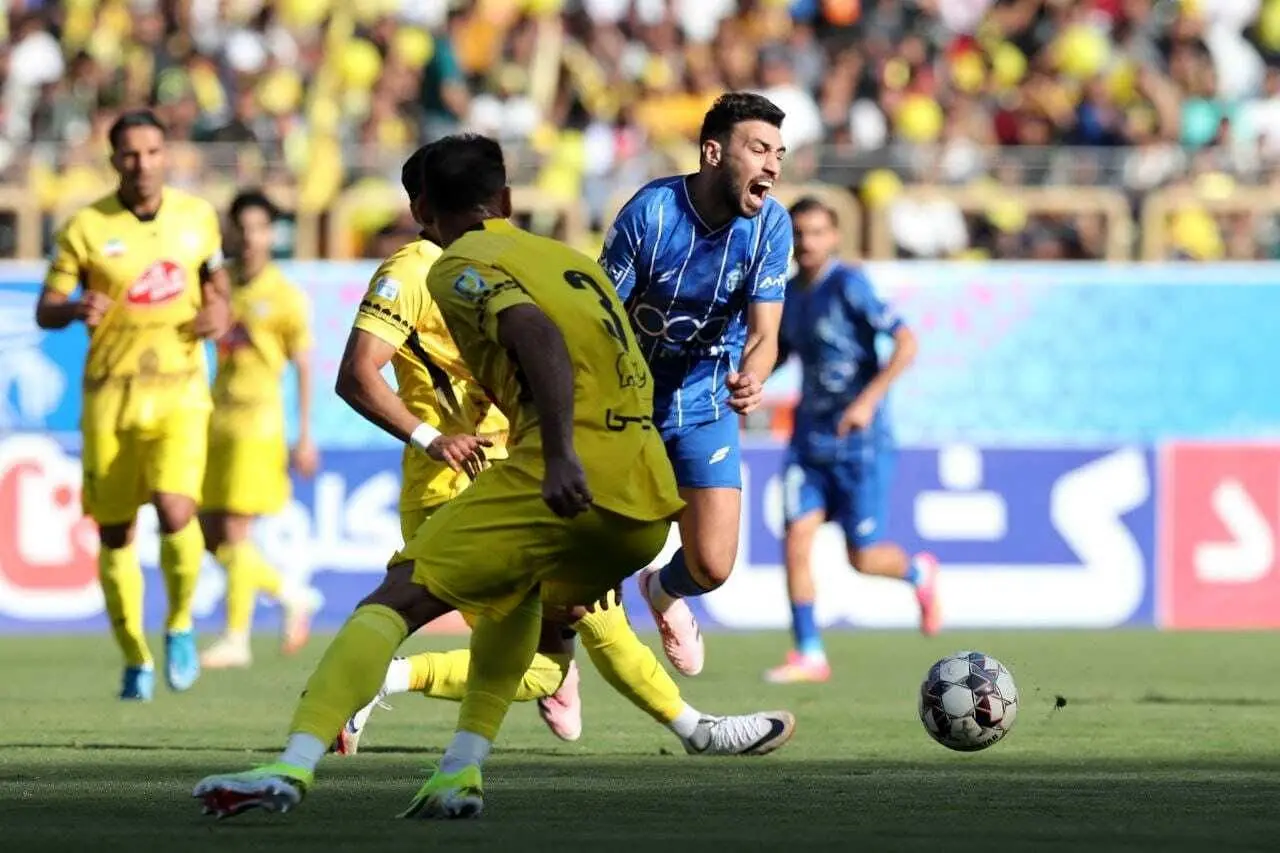 فجر سپاسی 0 - استقلال 3/ استقلال صدرنشین شد