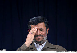 احمدی‌نژاد در آغوش پدر و مادر + عکس