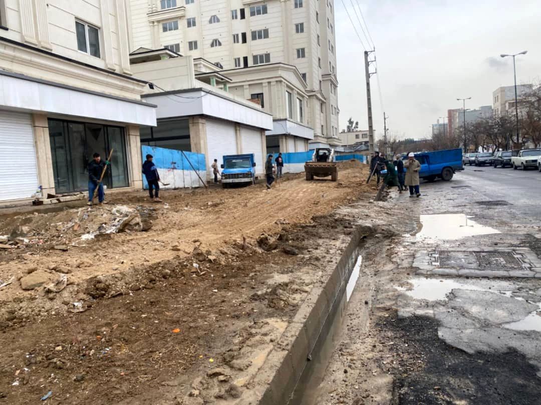 جمع آوری حصارکارگاهی و بازگشایی 775 متر مربع پیاده راه در منطقه 19

