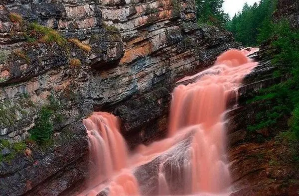 عجیب ترین و زیباترین آبشار جهان+عکس