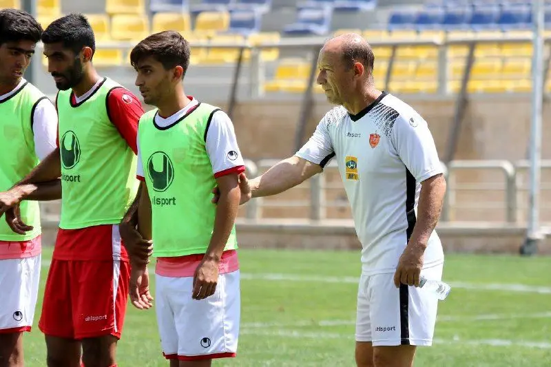 سرمربی پرسپولیس بامداد جمعه به تهران باز می‌گردد