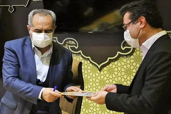 استاندار قم به مدیرکل کمیته امداد استان، لوح سپاس اهدا کرد

