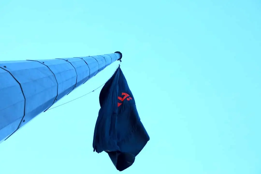 اهتزاز پرچم عزای حسینی  برفراز بام تهران 
