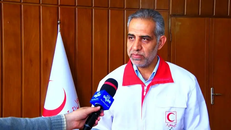 امدادرسانی نجاتگران جمعیت هلال احمر خمینی شهر به حادثه واژگونی یک دستگاه اتوبوس در محور نجف آباد - خمینی شهر