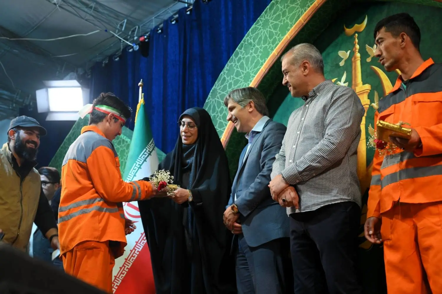 تجلیل از سفیران پاکیزگی و سبز منطقه یک در اجتماع شبانه میدان تجریش