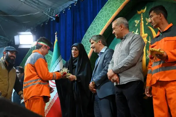 تجلیل از سفیران پاکیزگی و سبز منطقه یک در اجتماع شبانه میدان تجریش