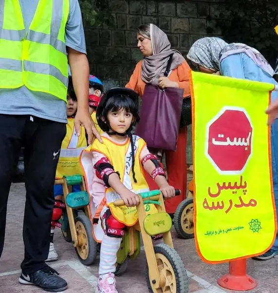 نونهالان در میدان تجریش به یاد شهدای کودک رکاب می زنند