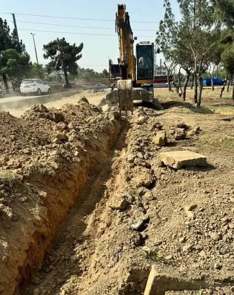  اجرای 200 متر عملیات لوله گذاری و آبرسانی فضای سبز حاشیه بزرگراه آزادگان در منطقه 19