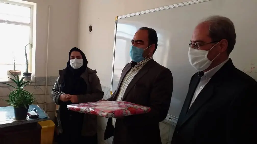 تقدیر از آموزش دهنده ی موفق در اجرای طرح «پیوند سوادآموزی و زندگی» در استان مرکزی



