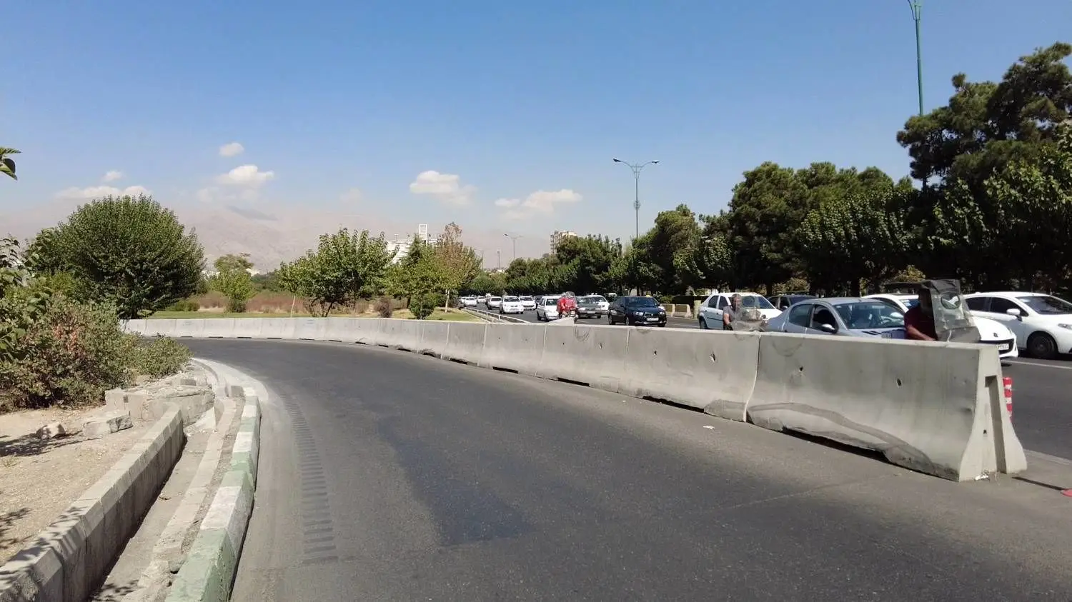 رمپ های ورودی و خروجی بزرگراه یادگار امام (ره) ایمن سازی شد

