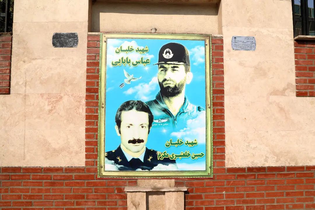 نصب و جانمایی  تابلوی تمثال ۱۰۲ شهید خلبان نیروی هوایی ارتش در خیابان پیروزی

