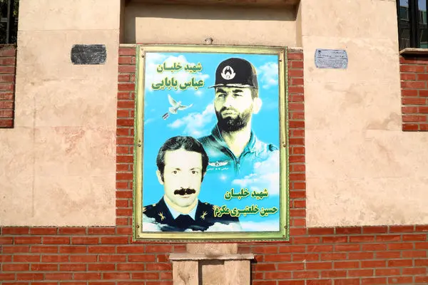 نصب و جانمایی  تابلوی تمثال ۱۰۲ شهید خلبان نیروی هوایی ارتش در خیابان پیروزی

