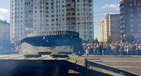 واژگون شدن تانک در رژه خیابانی! +عکس