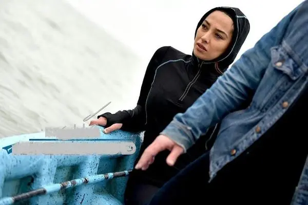 خانم بازیگر ایرانی با لباس غواصی وسط آب/عکس
