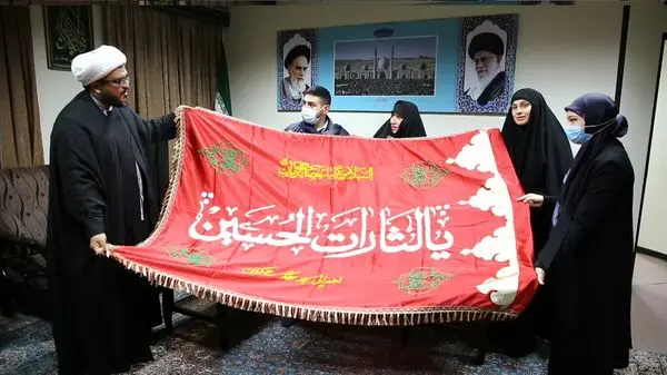 اهدای پرچم «یالثارات الحسین» به خانواده شهید سید مصطفی بدرالدین 

