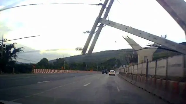 سقوط دکل برق در اتوبان + عکس