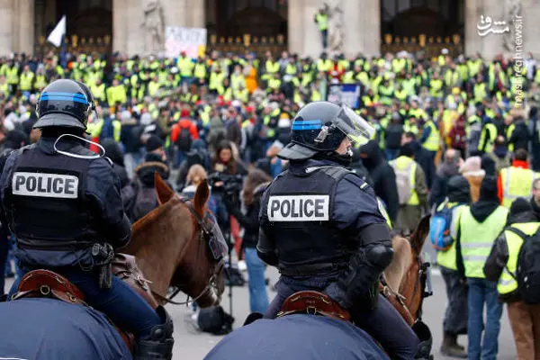 مقابله پلیس‌های اسب سوار با معترضان پاریس + عکس