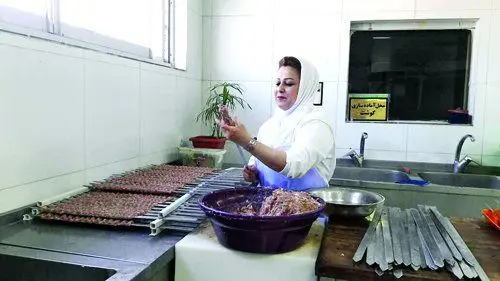 آشپزی که برای بازیگران غذا می پزد+ عکس