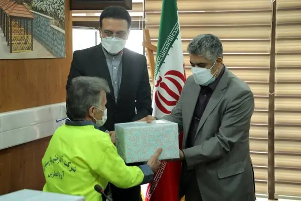 تجلیل شهردارمنطقه2 از پاکبانان و کارگران به مناسبت روزجهانی کار و کارگر
