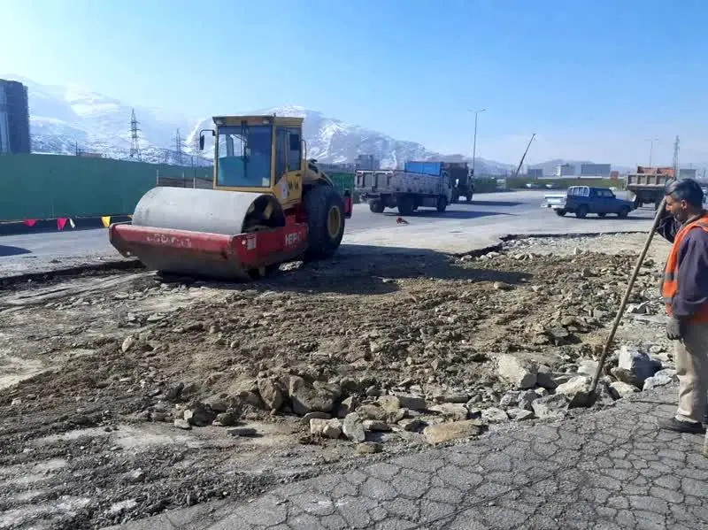 عملیات زیرسازی و ترمیم شکستگی آسفالت در سه راهی خمین