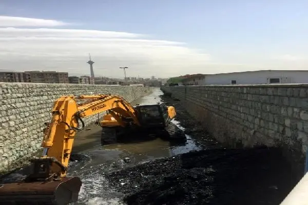 مسیل ها و کانال های منطقه2 لایروبی و پاکسازی شد