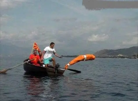 شنا با دست و پای بسته در کیسه +عکش
