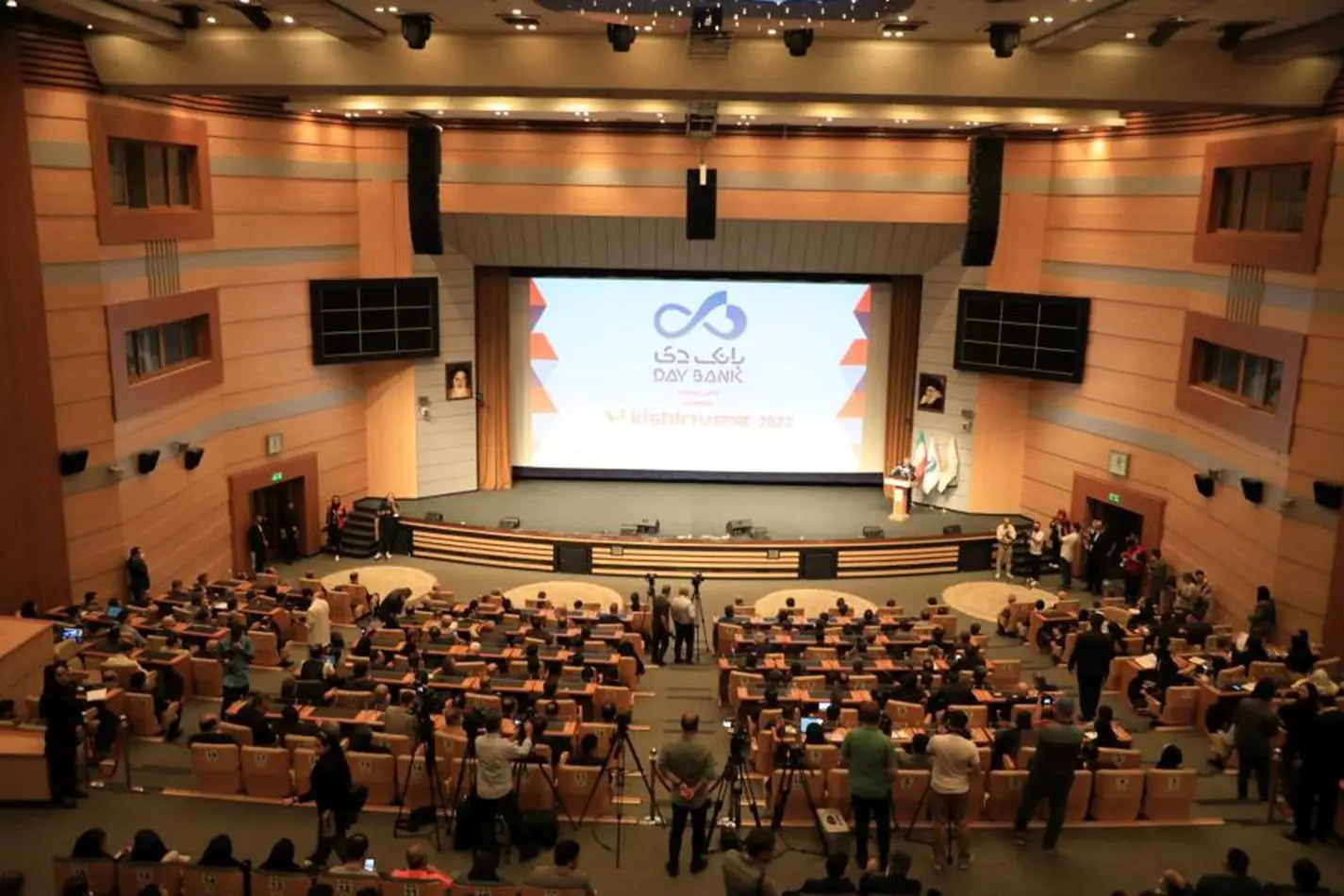 حضور فعال غرفه بانک دی در نخستین روز نمایشگاه کیش اینوکس 2022