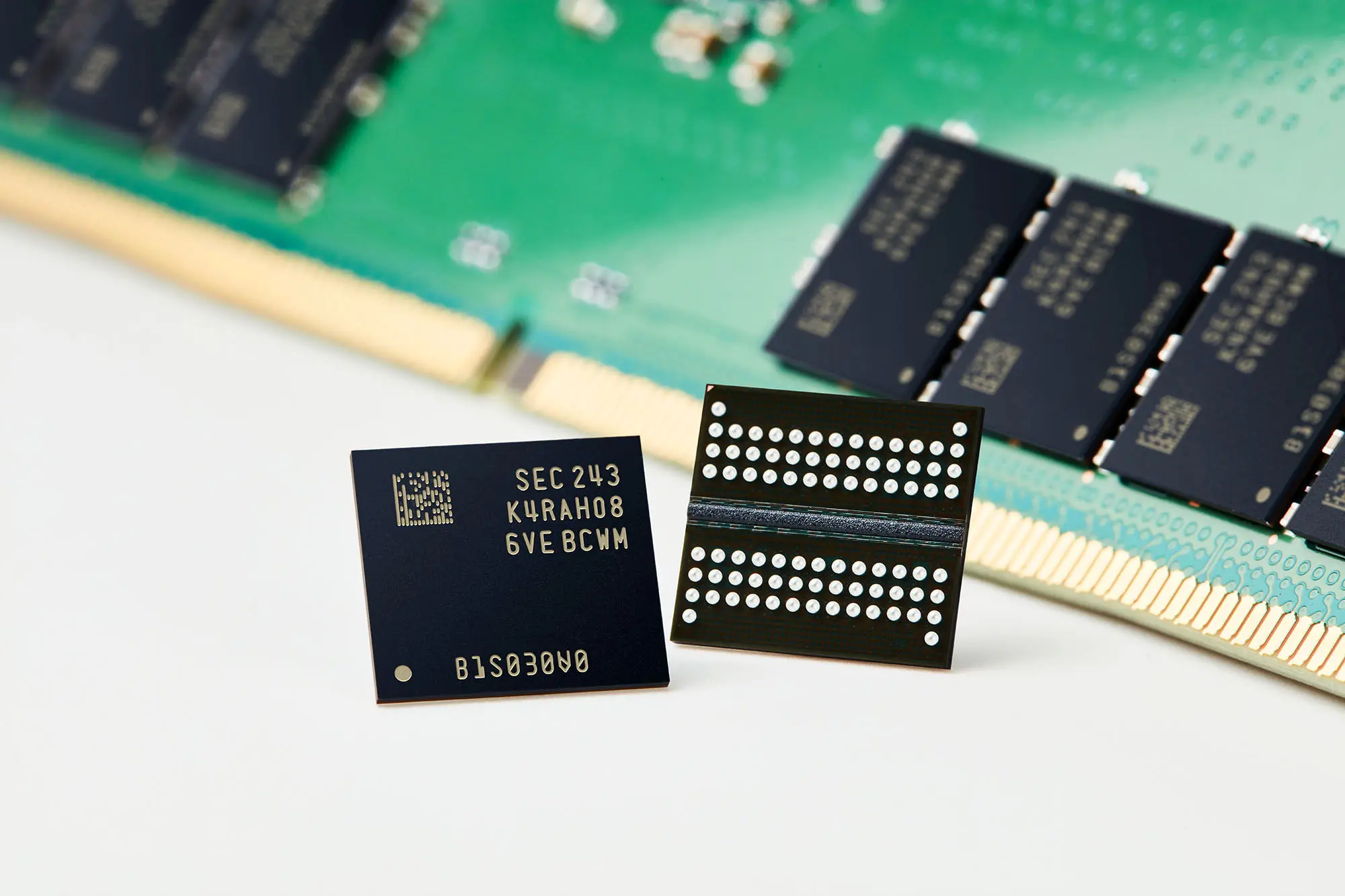 سامسونگ نخستین حافظه‌های رم 12 نانومتری DDR5 DRAM را توسعه می‌دهد