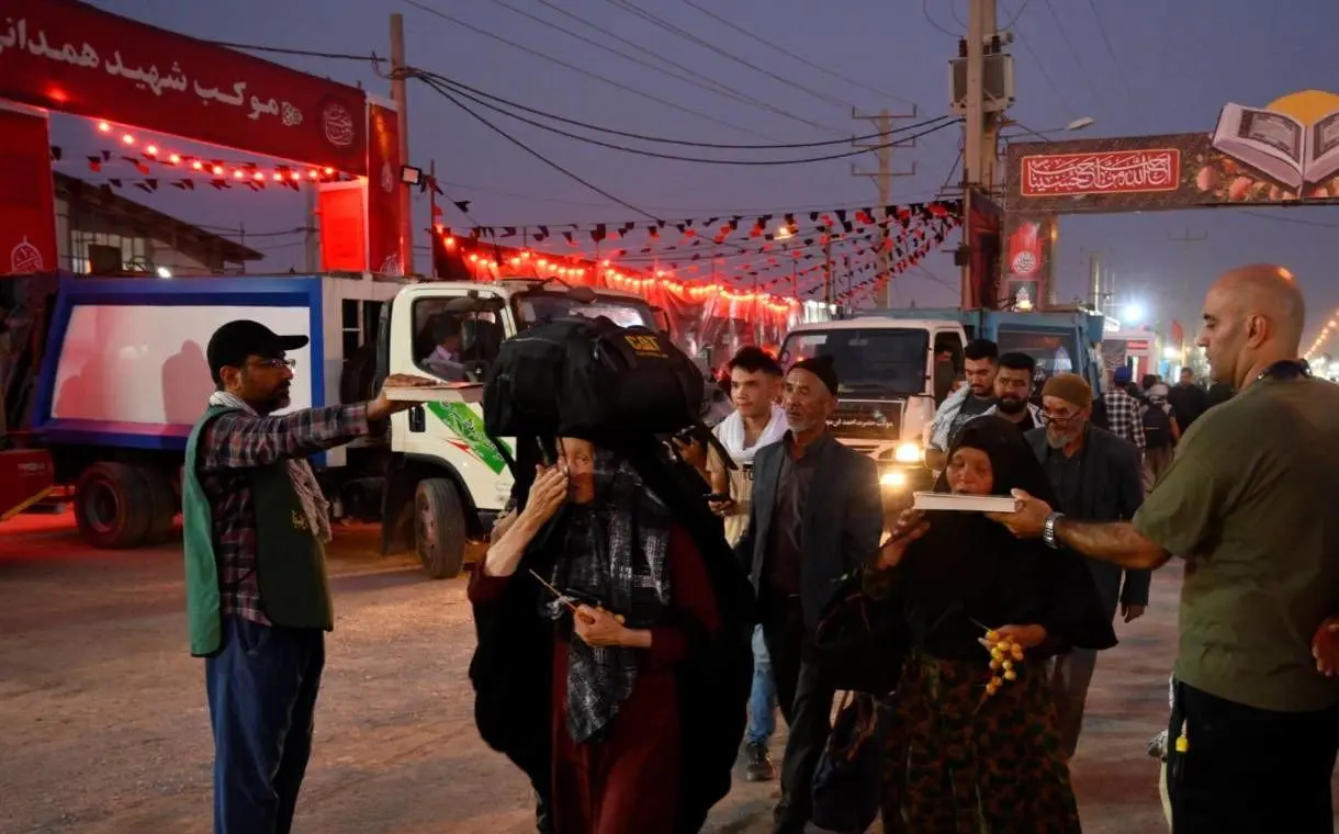 زائرین اربعین حسینی با قرآن و گلاب بدرقه می شوند

