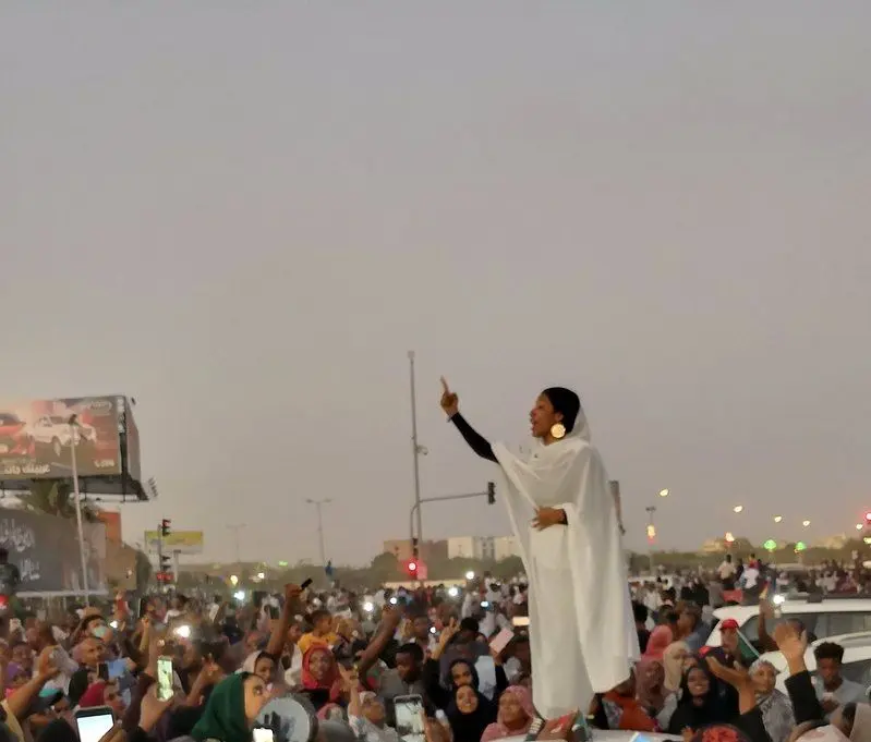 زنی که نماد انقلاب سودان شد+ عکس